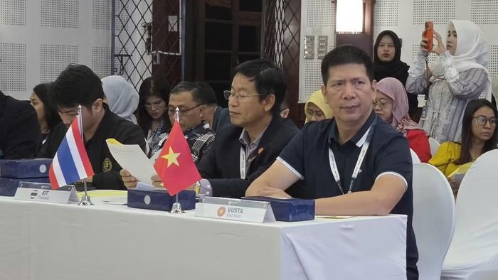 Ông Phạm Văn Sơn, Giám đốc Trung tâm SOS, nhận danh hiệu kỹ sư ASEAN trong lĩnh vực môi trường tham dự phiên họp kỹ thuật về Bảo vệ môi trường và phòng tránh thảm họa thiên nhiên.
