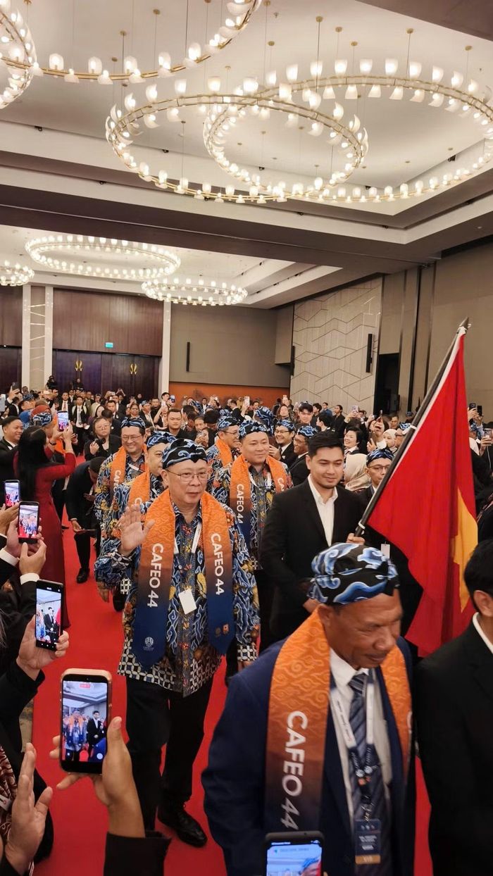 Chủ tịch VUSTA Châu Văn Minh thực hiện Nghi lễ Rước cờ ASEAN tại Hội nghị
