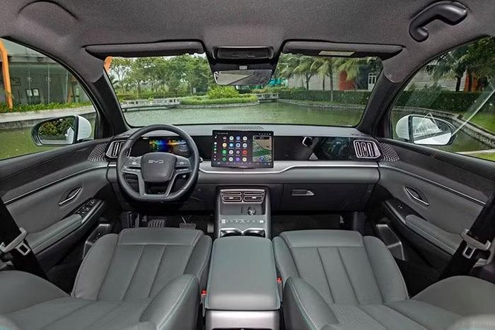 Trên phiên bản Premium, BYD bổ sung kính cách âm hai lớp, hệ thống âm thanh 8 loa, ghế lái chỉnh điện và ghế phụ chỉnh điện tích hợp thông gió ba cấp độ. Theo công bố của BYD, Sealion 5 DM-i sử dụng kết cấu thân xe với 73% thép cường độ cao, kết hợp bộ pin Blade Battery và 6 túi khí tiêu chuẩn.