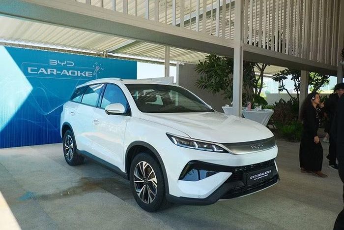 Nhân dịp ra mắt, BYD áp dụng mức giá ưu đãi 80 triệu đồng cho cả hai phiên bản BYD Sealion 5 Essential và BYD Sealion 5 Premium, như vậy mức giá xe chỉ còn 659 và 739 triệu đồng tại Việt Nam. Đây được xem là mức giá bán cạnh tranh nhất phân khúc SUV cỡ C so với các đối thủ, nhưng lại sở hữu công nghệ DM-i Super Hybrid hiện đại và tiết kiệm nhiên liệu hơn.