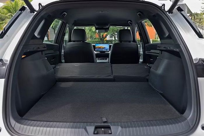 BYD Sealion 5 DM-i sử dụng công nghệ DM-i Super Hybrid thế hệ thứ 5, kết hợp động cơ xăng 1.5L chuyên dụng cho hybrid với mô-tơ điện và hệ thống truyền động điện EHS. Theo BYD, động cơ xăng đạt hiệu suất nhiệt 46,06%, trong khi hệ thống EHS có hiệu suất lên tới 92%.