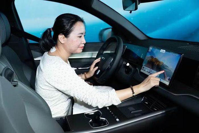 Khoang nội thất sử dụng tông màu xám kết hợp các đường chỉ khâu màu xanh. Xe được trang bị hệ thống lọc bụi mịn PM2.5, sạc điện thoại không dây 15 W, chìa khóa thông minh NFC và tính năng cấp nguồn điện cho thiết bị bên ngoài V2L công suất 3,3 kW.