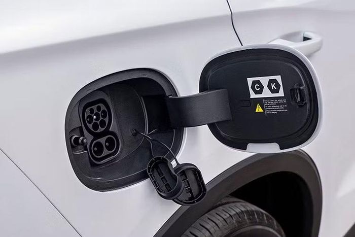 Tổng công suất của hệ truyền động đạt 214 mã lực, cho phép xe tăng tốc từ 0–100 km/h trong 8,5 giây. Về mức tiêu thụ nhiên liệu, hãng công bố Sealion 5 DM-i chỉ tiêu thụ 0,8 lít/100 km khi pin đầy và 3,7 lít/100 km khi pin cạn, theo chu trình thử nghiệm NEDC.