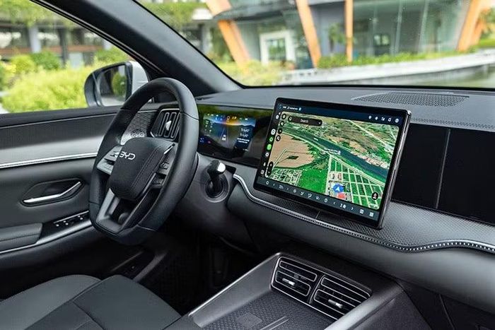 Mẫu SUV này còn được giới thiệu với gói hỗ trợ lái nâng cao ADAS gồm 20 tính năng an toàn chủ động, trong đó có kiểm soát hành trình thích ứng (ACC), hỗ trợ giữ làn đường, phanh khẩn cấp tự động (AEB), cảnh báo điểm mù và cảnh báo mở cửa.