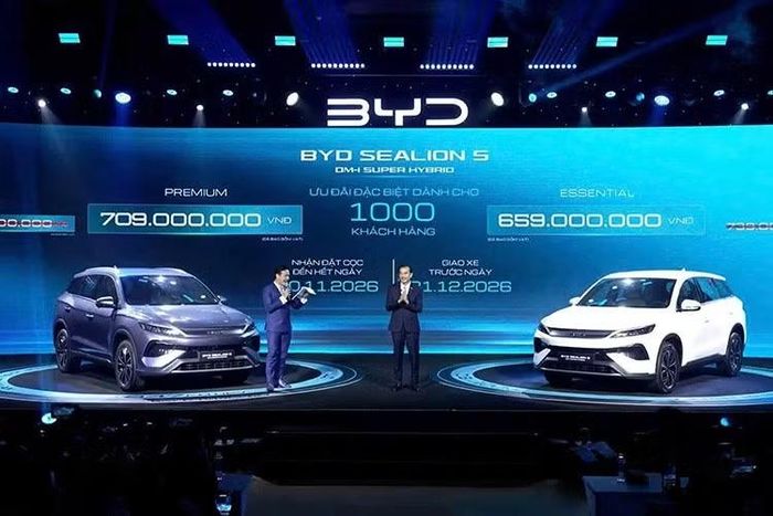 BYD Việt Nam vừa chính thức ra mắt Sealion 5 DM-i, bổ sung thêm lựa chọn xe hybrid sạc ngoài (PHEV) trong phân khúc SUV cỡ C. Mẫu xe mới được phân phối với hai phiên bản Essential và Premium, có giá niêm yết lần lượt 739 triệu và 789 triệu đồng.