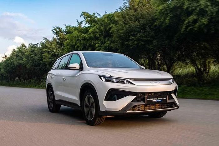 Tại thị trường Việt Nam, BYD Sealion 5 DM-i 2026 mới sẽ có chính sách bảo hành 6 năm hoặc 150.000 km, tùy điều kiện đến trước. Riêng pin, mô-tơ điện và bộ điều khiển mô-tơ điện được bảo hành 8 năm hoặc 160.000 km.