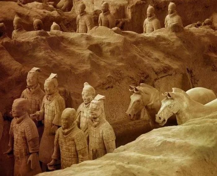 Các chiến binh và ngựa đất nung trong khu lăng mộ Tần Thủy Hoàng. Mỗi chiến binh đều có những đặc điểm riêng về khuôn mặt và các chi tiết tạo hình.