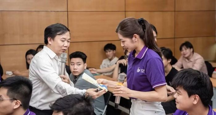 Ông Nguyễn Duy Hà, Chủ tịch Hiệp hội Vận tải và Logistics Bắc Ninh, tại một talkshow về kỹ năng cho sinh viên ngành Logistics, Trường ĐH Hữu Nghị. Ảnh: NVCC