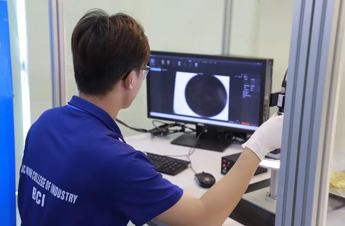Sinh viên ngành Điện - Điện tử, Trường Cao đẳng Công nghiệp Bắc Ninh, thường xuyên tiếp xúc với hệ thống điều khiển, bảng mạch và thiết bị công nghiệp có nguồn gốc từ Hàn Quốc. Ảnh: NTCC