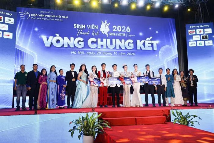 Ban tổ chức chụp ảnh cùng các thí sinh đoạt giải tại cuộc thi.