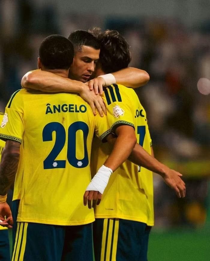 Ronaldo ôm đồng đội khi Al Nassr có được bàn thắng trước Neom tại vòng 10 Saudi Pro League 2026-2026. Ảnh: Al Nassr.