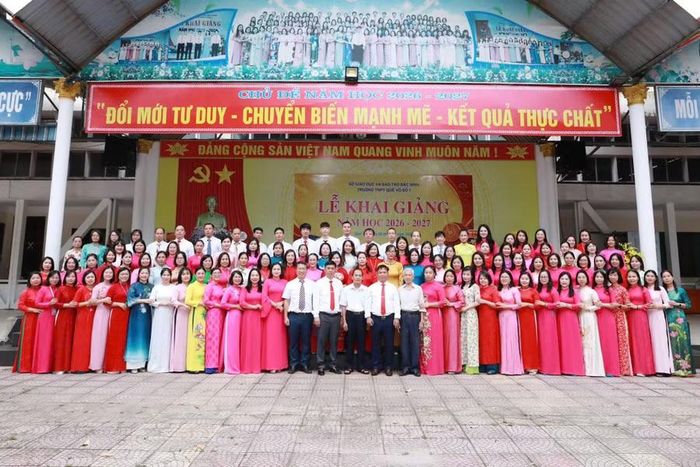 Tập thể cán bộ quản lý, giáo viên, người lao động Trường THPT Quế Võ số 1 trong năm học 2026 - 2027 tại lễ khai giảng.