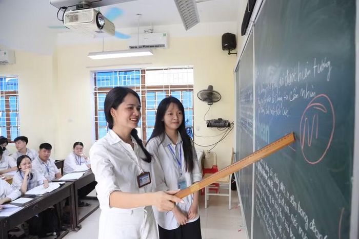 Cô trò Trường THPT Quế Võ số 1 trong giờ học.