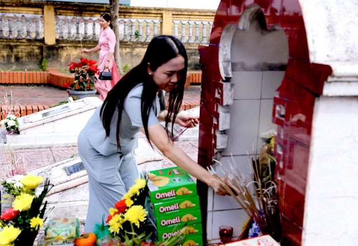 Bà Hà Thị Thu Phương - Phó Giám đốc Sở GD&ĐT tỉnh Hưng Yên thắp hương tại mộ phần của cô giáo, liệt sĩ Bùi Thị Thanh Xuân.