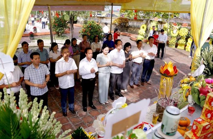 Đoàn cán bộ của Sở GD&ĐT tỉnh Hưng Yên dâng hương tưởng tại Di tích lịch sử quốc gia Khu tưởng niệm 21/10 (xã Tây Thụy Anh, tỉnh Hưng Yên).