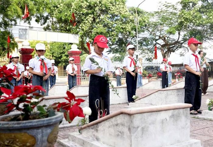 Học sinh xã Tây Thuỵ Anh dâng hoa tưởng niệm 60 năm ngày hy sinh của cô giáo, liệt sĩ Bùi Thị Thanh Xuân và 30 học sinh.