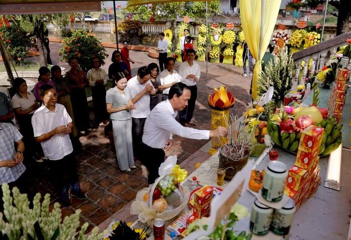 Ông Phan Xuân Quyết - Phó Giám đốc Sở GD&ĐT tỉnh Hưng Yên dâng hương tại Di tích lịch sử quốc gia Khu tưởng niệm 21/10.