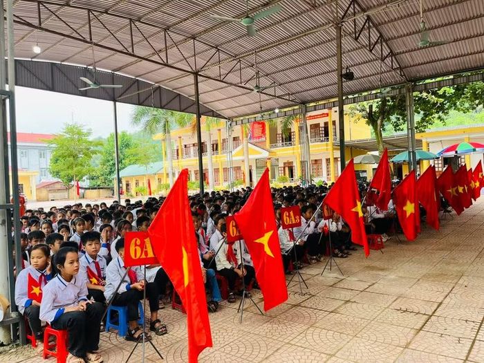 Các em học sinh Trường THCS 1 trong tiết chào cờ.