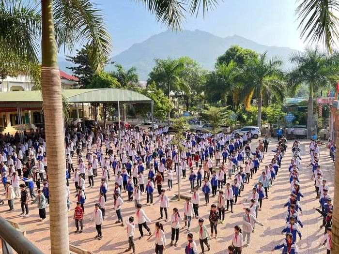 Học sinh Trường THCS Yên Châu 1 tập thể dục giữa giờ.