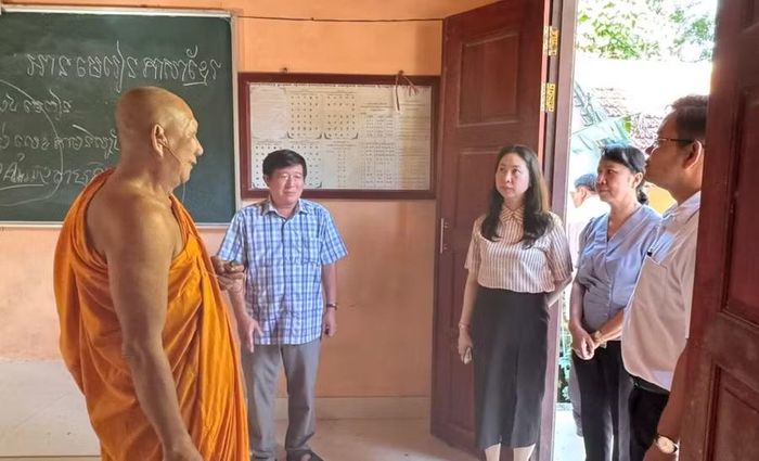 Đoàn làm việc với chủ trì chùa Sà Lôn và khảo sát điểm dạy chữ Khmer chùa Sà Lôn, xã Ô Lâm (tỉnh An Giang).