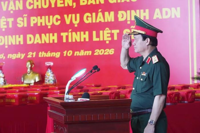 Trung tướng Hồ Văn Thái, Chính ủy Quân khu 9, phát biểu tri ân tại buổi lễ.