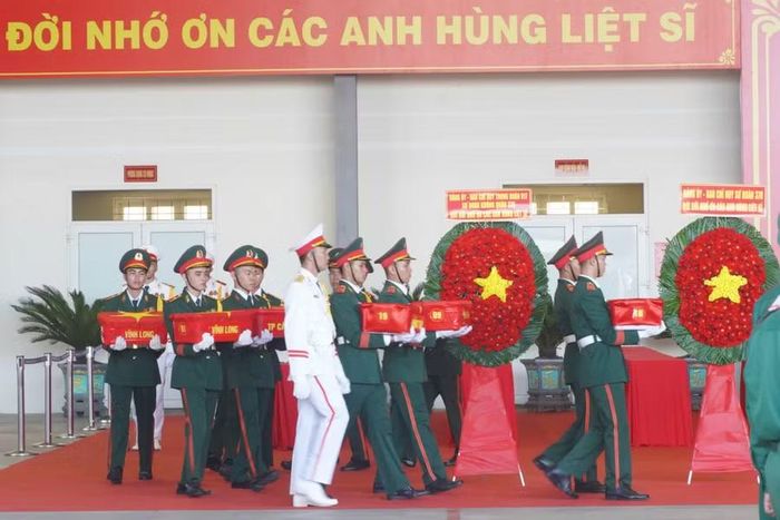 Những thùng mẫu của các địa phương An Giang, Cần Thơ, Đồng Tháp và Vĩnh Long lần lượt được vận chuyển, bàn giao.