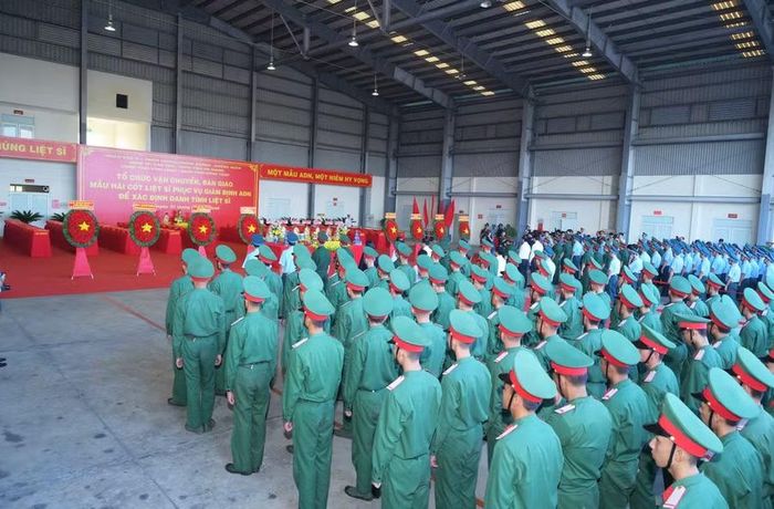Lễ dâng hương, dâng hoa tổ chức vận chuyển, bàn giao mẫu hài cốt liệt sĩ phục vụ giám định ADN để xác định danh tính liệt sĩ.