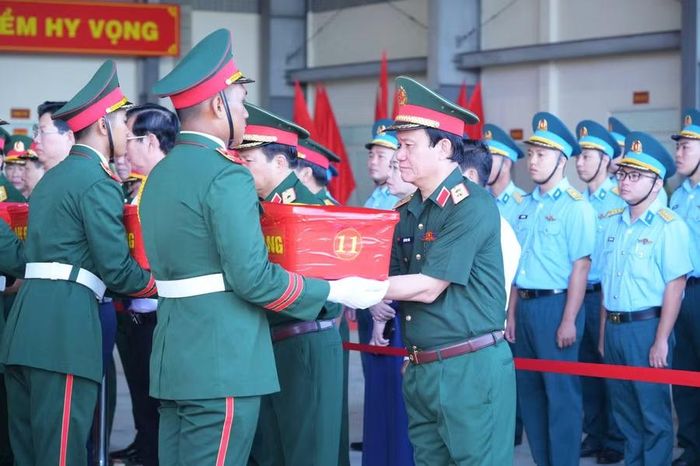 Trang nghiêm nghi thức vận chuyển, bàn giao mẫu hài cốt liệt sĩ.