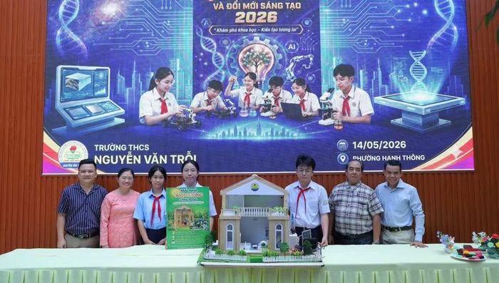 Thầy Nguyễn Tấn Hùng (thứ 2 từ phải qua) và Ban Giám hiệu cùng giáo viên Trường THCS Nguyễn Văn Trỗi chụp hình cùng học sinh thực hiện đề tài “Ngôi nhà Ánh Dương cộng đồng”.