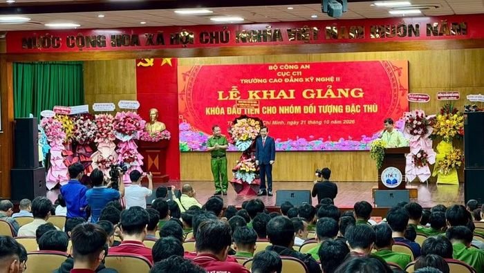 Trung tướng Trần Văn Thiện tặng hoa chúc mừng Trường Cao đẳng Kỹ nghệ II.