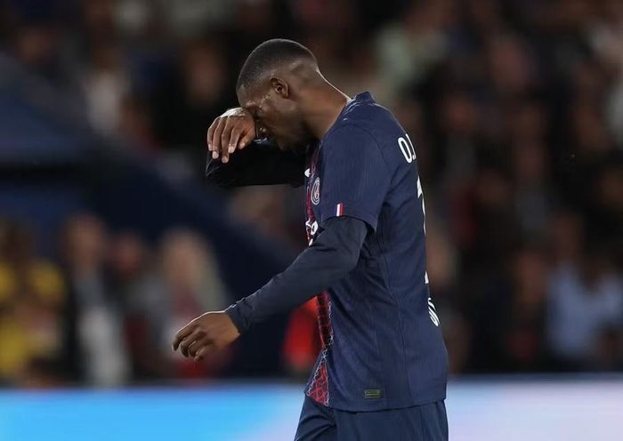 Tiền đạo Ousmane Dembele có dấu hiệu đau đùi trái phải rời sân ở phút 20 trận PSG thắng Barcelona 4-2 tại Champions League hôm 21/10 (giờ Hà Nội). Ảnh: Reuters.
