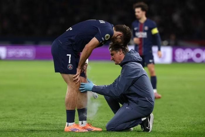Tiền đạo Khvicha Kvaratskhelia cũng phải rời sân ở phút 59 trận PSG thắng Barcelona 4-2 tại Champions League hôm 21/10 (giờ Hà Nội). Ảnh: Alamy