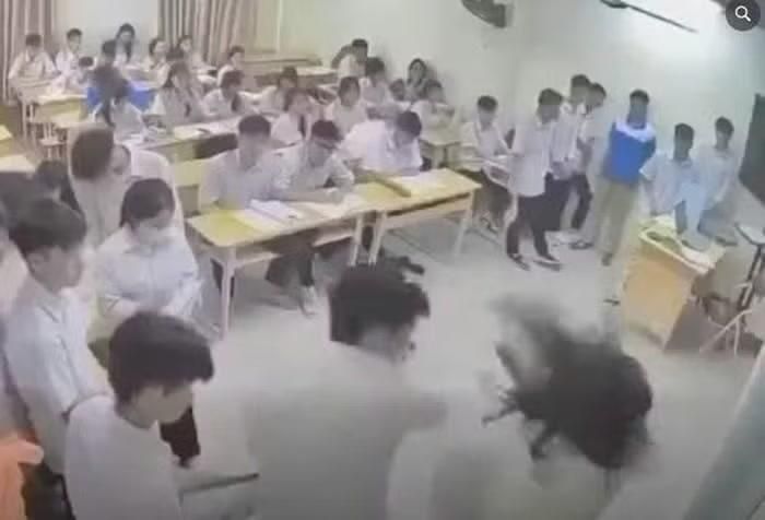 Hình ảnh được camera ghi lại trên lớp. Ảnh cắt từ clip.