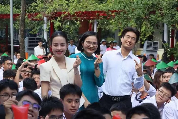 Giáo viên và các nghệ sĩ hào hứng tham gia giao lưu.