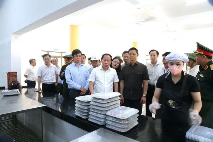 Phó Thủ tướng kiểm tra khu vực nấu ăn và đề nghị có chính sách hỗ trợ thêm cho học sinh.