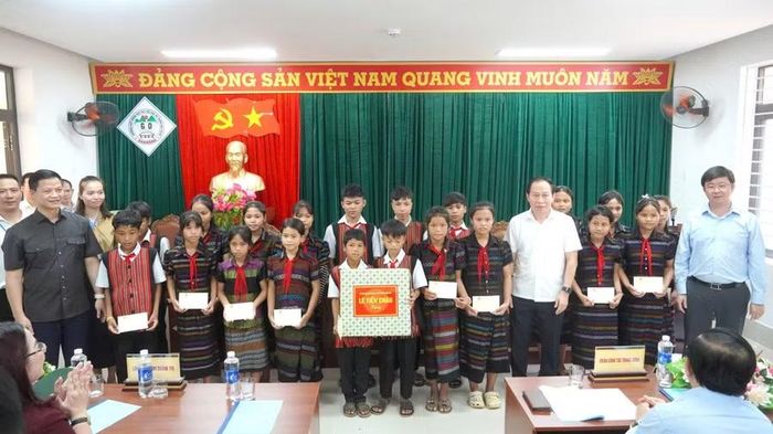 Phó Thủ tướng Lê Tiến Châu và lãnh đạo tỉnh Quảng Trị tặng quà đến học sinh.