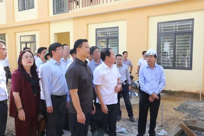 Phó Thủ tướng nghe đơn vị Chủ đầu tư báo cáo tiến độ công trình.