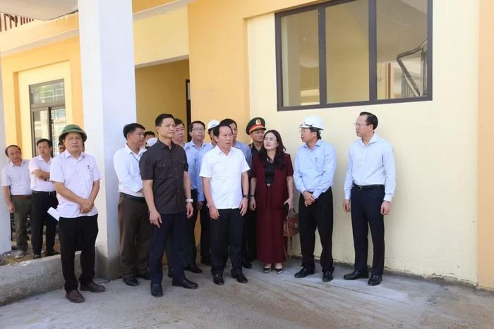 Phó Thủ tướng Lê Tiến Châu đến kiểm tra tiến độ xây dựng tại Trường phổ thông nội trú Tiểu học và THCS Đakrông.