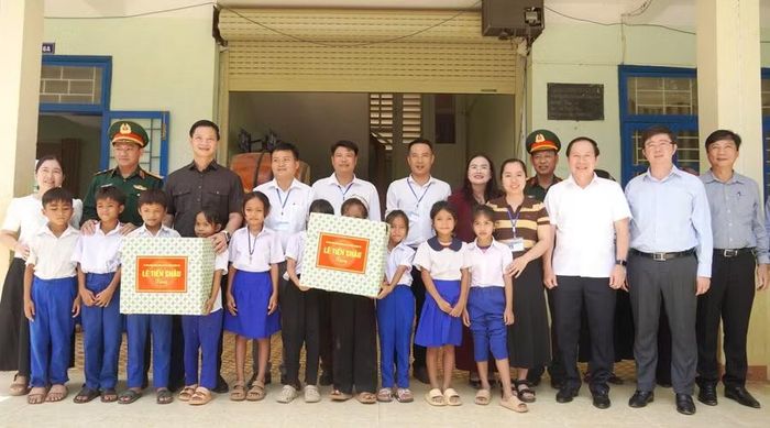 Phó Thủ tướng Lê Tiến Châu động viên học sinh và giáo viên nhà trường.