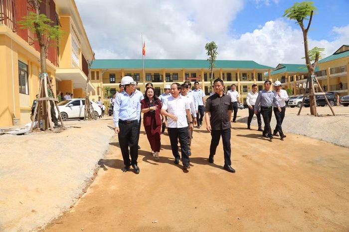 Phó Thủ tướng kiểm tra khuôn viên trường học.