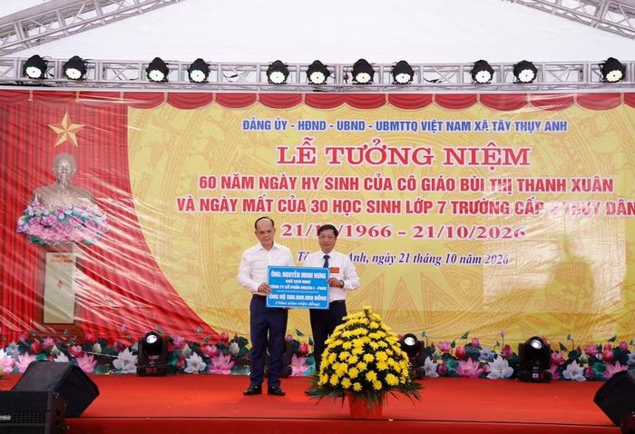 Ông Nguyễn Minh Hưng, Chủ tịch HĐQT Công ty cổ phần Green I-Pack trao tặng Quỹ Khuyến học 21-10 số tiền 500 triệu đồng.