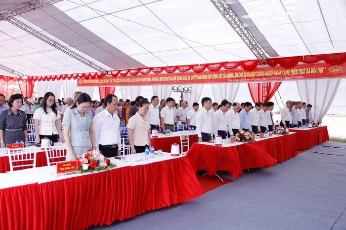 Các đại biểu, thầy cô giáo, học sinh và Nhân dân dành phút tưởng niệm tưởng nhớ cô giáo, liệt sĩ Bùi Thị Thanh Xuân và 30 học sinh.