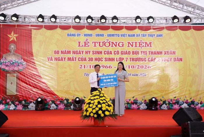 Bà Hà Thị Thu Phương, Phó Giám đốc, đại diện Sở GD&ĐT Hưng Yên trao tặng Quỹ Khuyến học 21-10 số tiền 100 triệu đồng.