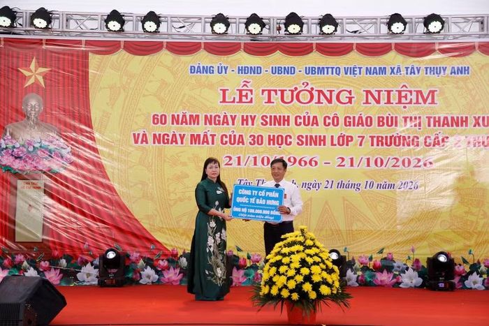 Bà Phan Thị Châm, Chủ tịch HĐQT Công ty Cổ phần Quốc tế Bảo Hưng trao tặng Quỹ Khuyến học 21-10 số tiền 100 triệu đồng.