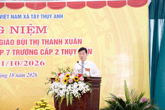 Ông Nguyễn Mạnh Thường, Chủ tịch UBND xã Tây Thụy Anh đọc diễn văn tưởng niệm.