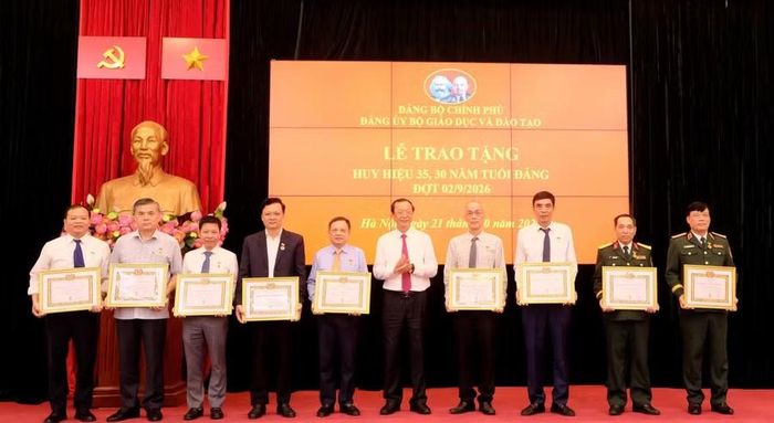 Thứ trưởng Thường trực Phạm Ngọc Thưởng trao Huy hiệu Đảng cho các Đảng viên.