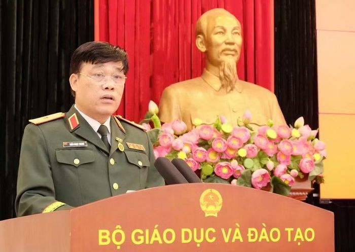 Thiếu tướng Trần Ngọc Thanh - Bí thư Chi bộ, Vụ trưởng Vụ Giáo dục Quốc phòng và An ninh (Bộ GD&ĐT) phát biểu tại buổi lễ.