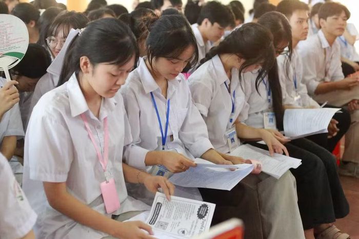 Học sinh Trường THPT Cẩm Khê (Phú Thọ) tìm hiểu thông tin tại Ngày hội tư vấn việc làm, định hướng tương lai. Ảnh: THPT Cẩm Khê