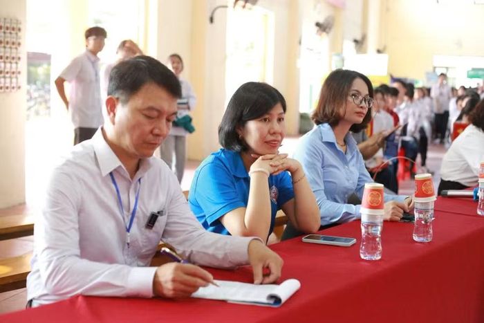 Ban tổ chức lắng nghe ý kiến tại Ngày hội tư vấn việc làm, định hướng tương lai cho học sinh khối 11, 12 tại Trường THPT Cẩm Khê, tỉnh Phú Thọ. Ảnh: THPT Cẩm Khê