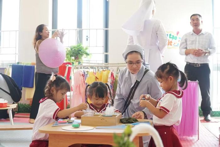 Các sơ dòng tu là giáo viên giảng dạy tại các cơ sở mầm non độc lập trên địa bàn tỉnh tham quan mô hình hoạt động của cơ sở Linh Ân (xã Quỳnh Anh). Ảnh: Hồ Lài